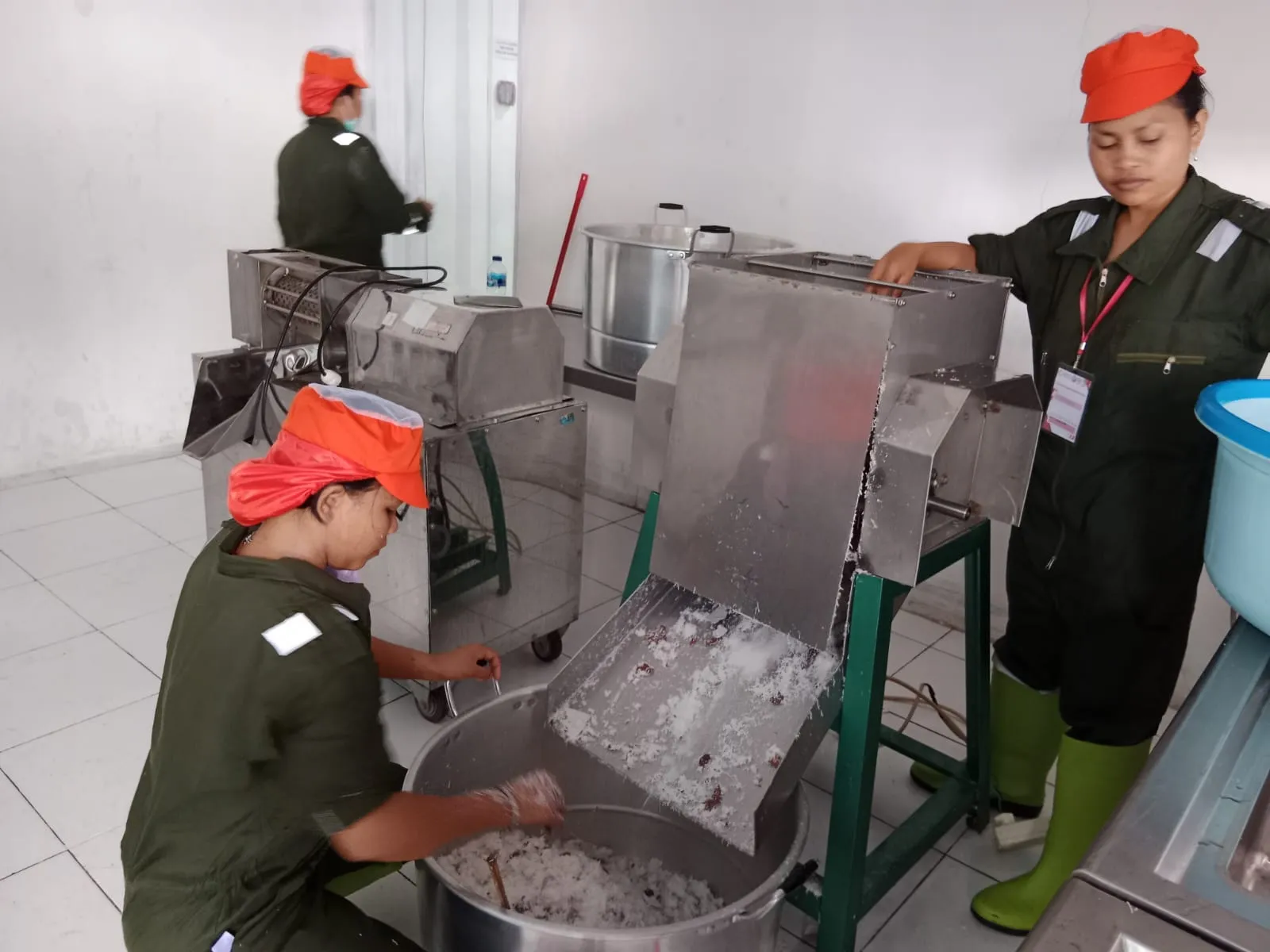 Coconut production process - Indonesian spice facility in North Sulawesi