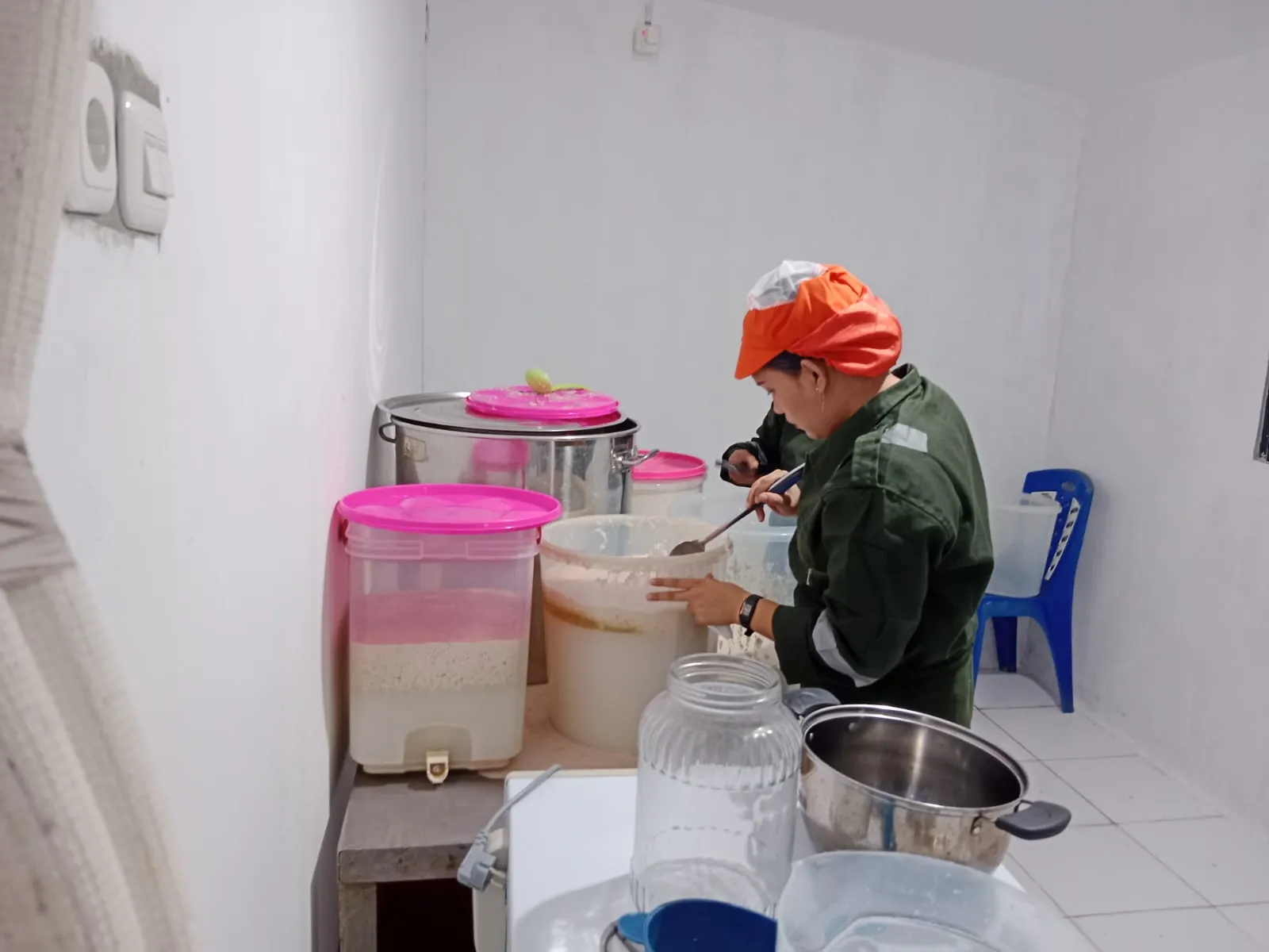 Coconut production process - Indonesian spice facility in North Sulawesi